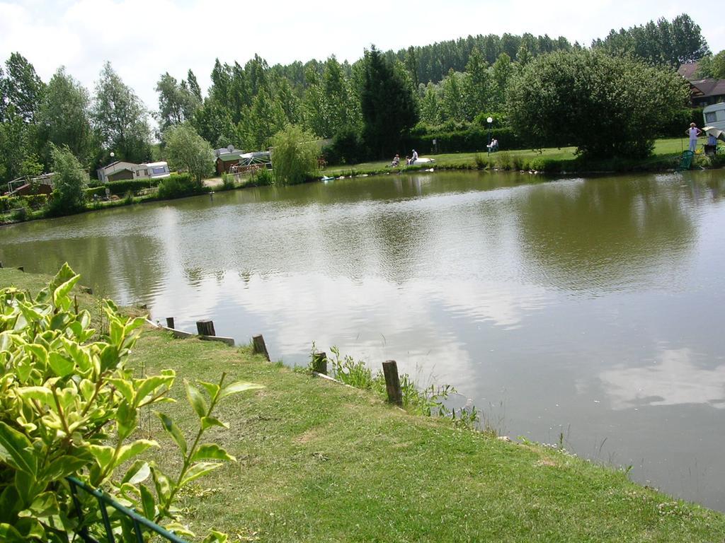 Auberge Des Etangs Roussent エクステリア 写真